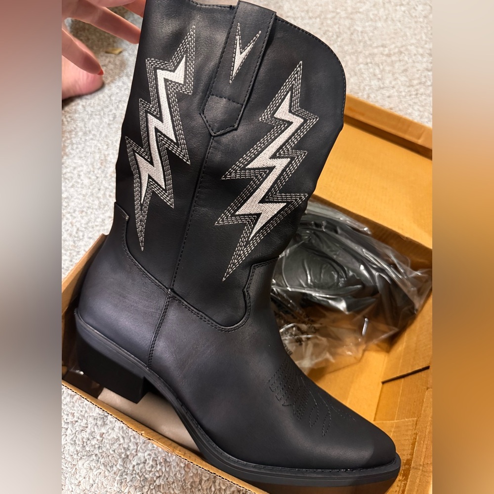 Global Win Black Western Boots with White Lightning Stitching
